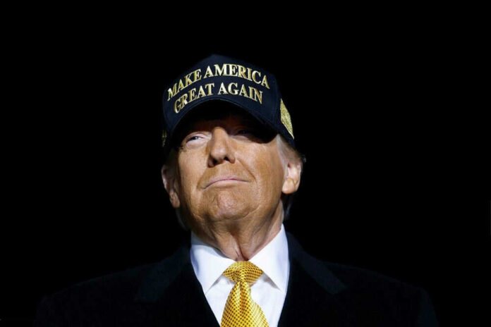 2541071031 Man wearing a Make America Great Again hat